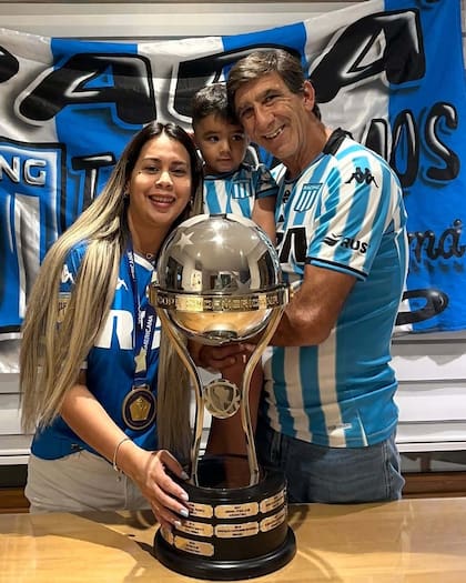 Gustavo Costas, su esposa Zully y su pequeño hijo con la Copa Sudamericana