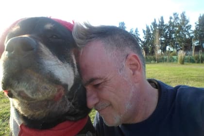 Gustavo De Rosa con Zacho, un perro que rescató del maltrato en un patio de Laferrere