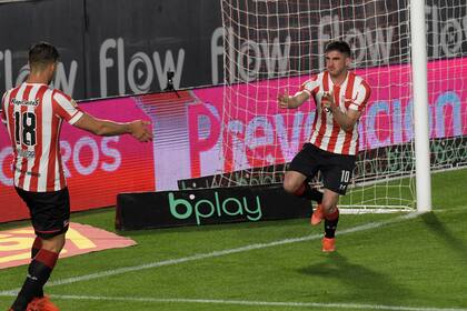 Gustavo Del Prete celebra con Fabián Noguera un gol a Platense.