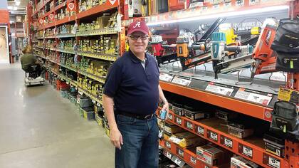 Gustavo Díaz, cocreador del portal, en un Home Depot de Alabama, donde trabaja.