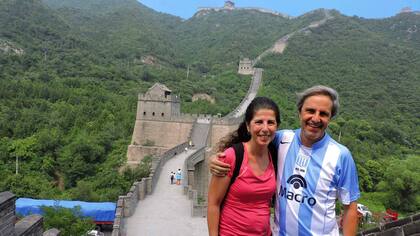 Gustavo Domínguez, viajero y autor de la nota, junto a su mujer en la Gran Muralla durante su visita a China.