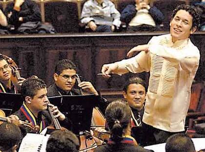 Gustavo Dudamel al frente de los Jóvenes Arcos de Venezuela, en su juventud; el músico comenzó a dirigir a los 8 o 9 años, en su casa