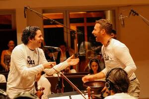 Cómo la amistad entre Dudamel y Chris Martin llevó al Sistema de Orquestas de Venezuela a tocar con Coldplay
