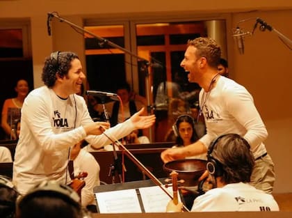 Gustavo Dudamel y Chris Martin en los ensayos para la presentación de medio tiempo del Super Bowl de 2016 (Archivo)