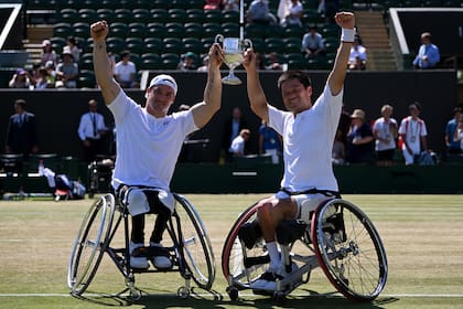 Gustavo Fernández, el japonés Shingo Kunieda y su trofeo de campeones de dobles en Wimbledon.