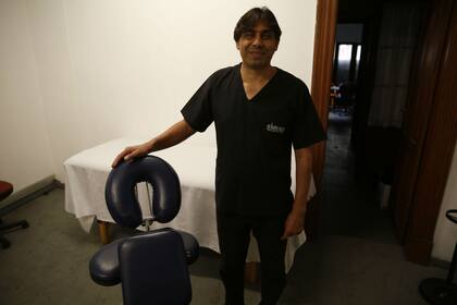 Gustavo Fleitas tiene 49 años y comenzó a quedar ciego a los 30. Trabaja realizando masajes en empresas. "Nosotros tenemos que demostrar que el trabajo es dignidad y se logra a través del esfuerzo del día a día"