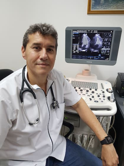 Gustavo Flores en el consultorio privado que comparte con su esposa.