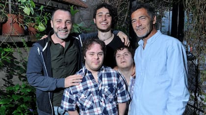 Gustavo Garzón junto a sus hijos y su hermano, que también ayudará con el gran día