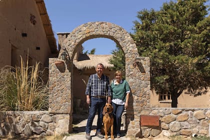 Gustavo Gaspar y Silvia Aluffi posan frente a su posada Tika, en Yavi