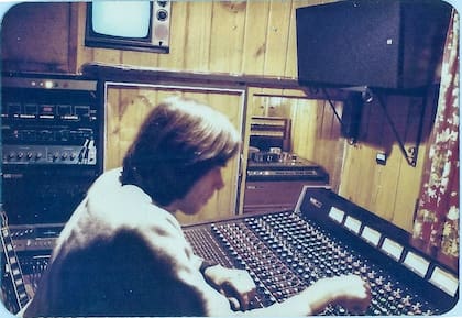 Gustavo Gauvry, ayer: al mando de la consola en Del Cielito, el mítico estudio de grabación que comenzó en una cabaña en Parque Leloir