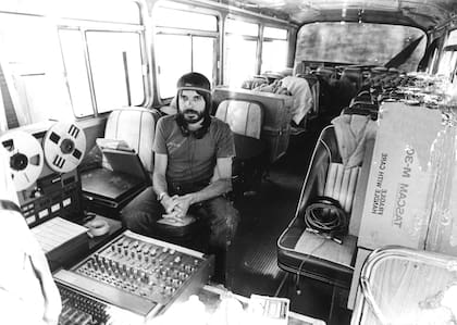 Gustavo Gauvry en el micro con el que junto con León Gieco y Gustavo Santaolalla recorrieron la Argentina para grabar De Ushuaia a la Quiaca, en 1984
