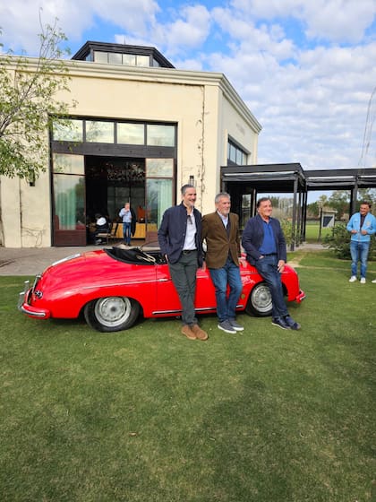 Gustavo Gioia, gerente general, y Hugo y Eduardo Pulenta, dueños de Nordenwagen, representante local de la marca
