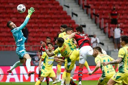 Gustavo Henrique se impone en la altura y de cabeza a punto estuvo de convertir para Flamengo