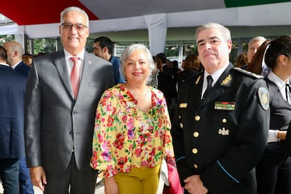 Gustavo Hernando, embajador de la República Dominicana, junto a su mujer Gilda Camilo, y Gabriel Berara 