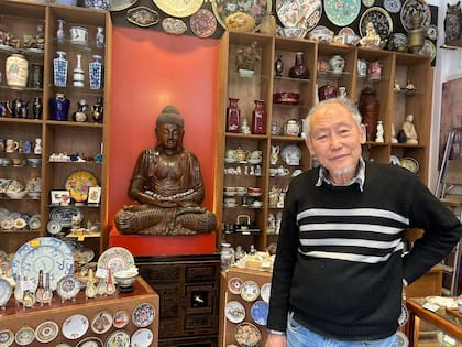 Gustavo Hsieh, inmigrante y artesano taiwanés en su local Buddha Ba