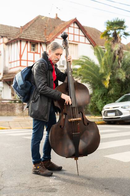 Gustavo Jamardo y su contrabajo, presencia sonora asidua en la esquina del Bar Rayuela, con temas de jazz, la música predilecta de Cortázar.