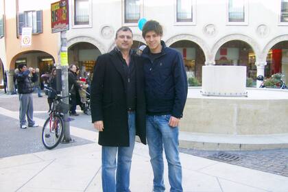 Gustavo, junto a su hijo.