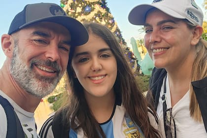 Gustavo, junto a su mujer y su hija.