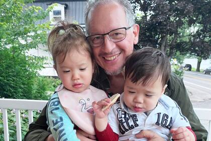 Gustavo, junto a sus nietos.