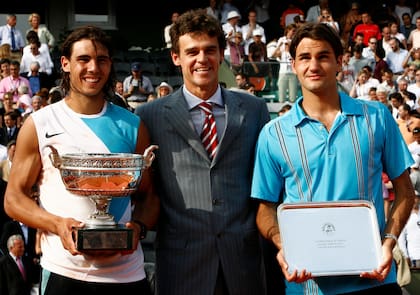 Gustavo Kuerten fue el encargado de entregarle los premios a Nadal y Federer tras la final de Roland Garros 2007