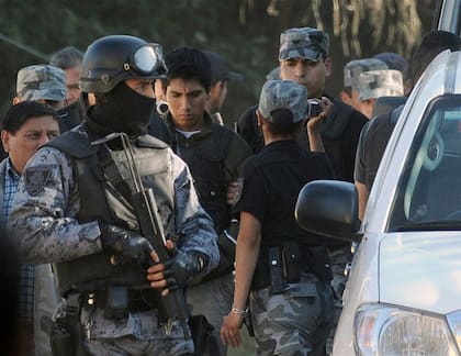 Gustavo Lasi, durante la reconstrucción del doble crimen; Santos Vera (arriba, derecha), y Daniel Vilte, en la Quebrada de San Lorenzo