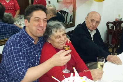 Gustavo Lazzari junto a sus padres: la popular Lita y Hugo