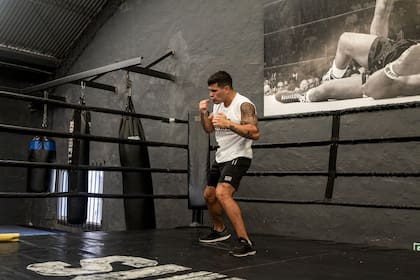 Gustavo Lemos, boxeador, en el gimnasio Viking Gym y Box, Morón, el 27 de febrero 2024