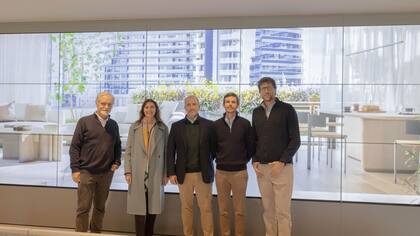 Gustavo Llambías, director ejecutivo de Real Estate Developers, a cargo de la obra; Arq. Mariana Kratochwil, directora editorial de Living y curadora de Experiencia Living; Gervasio Marques Peña, Director Comercial de LA NACIÓN SA; Martín Maderna, CEO de Bliss Bs As; Santiago Traynor, gerente de Content Lab y Eventos de LA NACION SA.