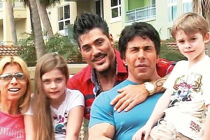 Gustavo Martínez junto a Ricardo Fort, Marta, Felipe y Marisa López.