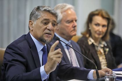Gustavo Martínez Pandiani, Federico Pinedo y Diana Mondino, durante el debate electoral por la política exterior