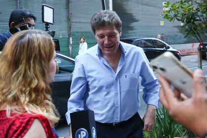 Gustavo Melella, Gobernador Tierra del Fuego entrando en la sede del CFI para la reunión de gobernadores