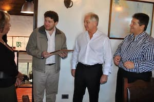 Gustavo Melella (izq.) y Héctor Martínez Sosa (centro), en una entrega de reconocimiento en 2011