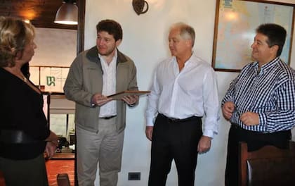 Gustavo Melella y Héctor Martínez Sosa, en una entrega de reconocimiento en 2011