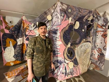 Gustavo Mendoza y una de sus características obras textiles de gran tamaño: fue Premio Adquisición en la feria de arte de Chaco