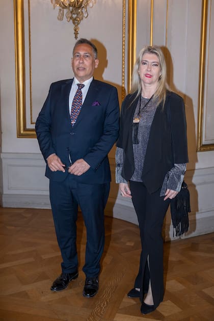 Gustavo Miranda Valenzuela, ministro de la República del Paraguay y Karina Elizabeth de Miranda