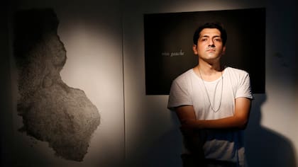GUSTAVO NIETO, 40 años, Tucumán
“No hablamos el mismo idioma, pero trabajando en el mismo espacio sentí que algo nos unía. Hay algo muy familiar en la manera de producir arte contemporáneo... Entrás en otro tiempo”