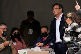 Gustavo Petro emite su voto en la primera vuelta, del 29 de mayo