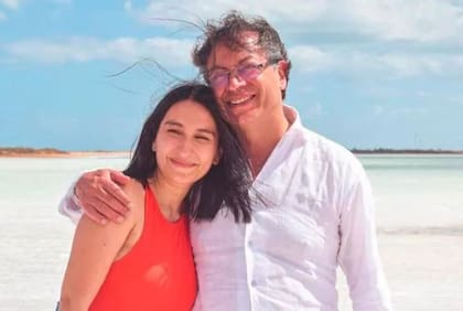 Gustavo Petro junto a Laura Sarabia, su ex jefa de gabinete ministerial.