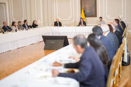  Gustavo Petro reunido con el grupo negociador para evaluar las conversaciones de paz con el ELN colombiano 