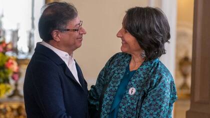 Gustavo Petro y María Gaitán Valencia, nieta de Gaitán, durante su designación como directora del Centro de Memoria