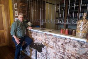 Gustavo Picchi en la barra de La Casona del Fiambre donde recibe comensales con un accesible menú fijo y abundante