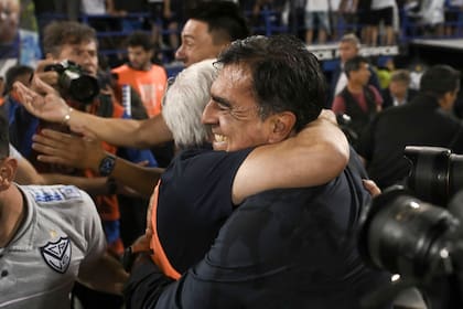 Gustavo Quinteros celebra el campeonato de Vélez: el abrazo con Fabián Berlanga, presidente del club de Liniers