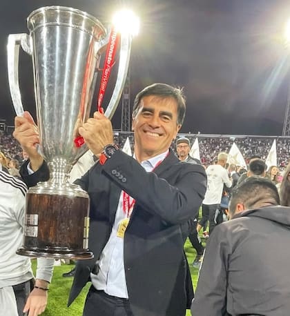 Gustavo Quinteros con el trofeo de campeón que levantó en Colo Colo en 2022