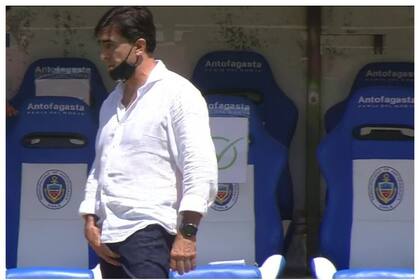 Gustavo Quinteros, en el ojo de la tormenta en Chile por gestos obscenos en un partido