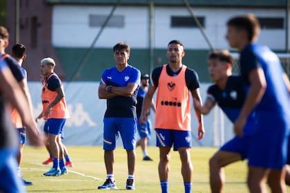 Gustavo Quinteros en un entrenamiento de Vélez