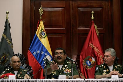 Gustavo Rangel Briceño, entonces ministro de Defensa, durante una conferencia de prensa en 2008