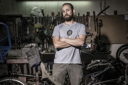 Gustavo Rodríguez tarda cerca de seis meses en desarrollar una bicicleta especial.