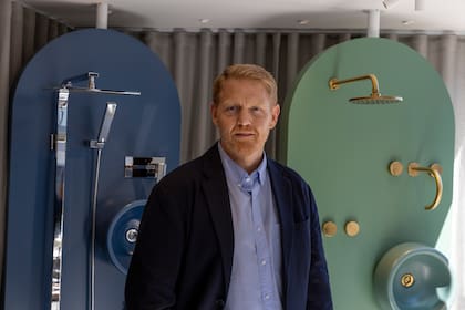 Gustavo Rusconi, gerente comercial de Ferrum, en el stand de la marca en Experiencia Living Remeros Beach 2026.