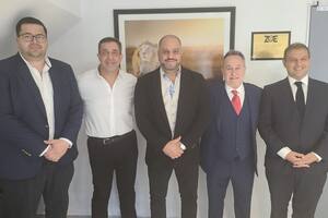 Gustavo Saavedra es el primero de la foto, a la izquierda; acompañado por Cositorto y otros abogados y contadores