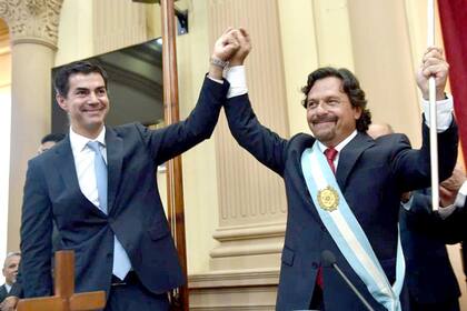 Gustavo Sáenz, al asumir como gobernador de Salta en 2019; lo acompaña su antecesor, Juan Manuel Urtubey